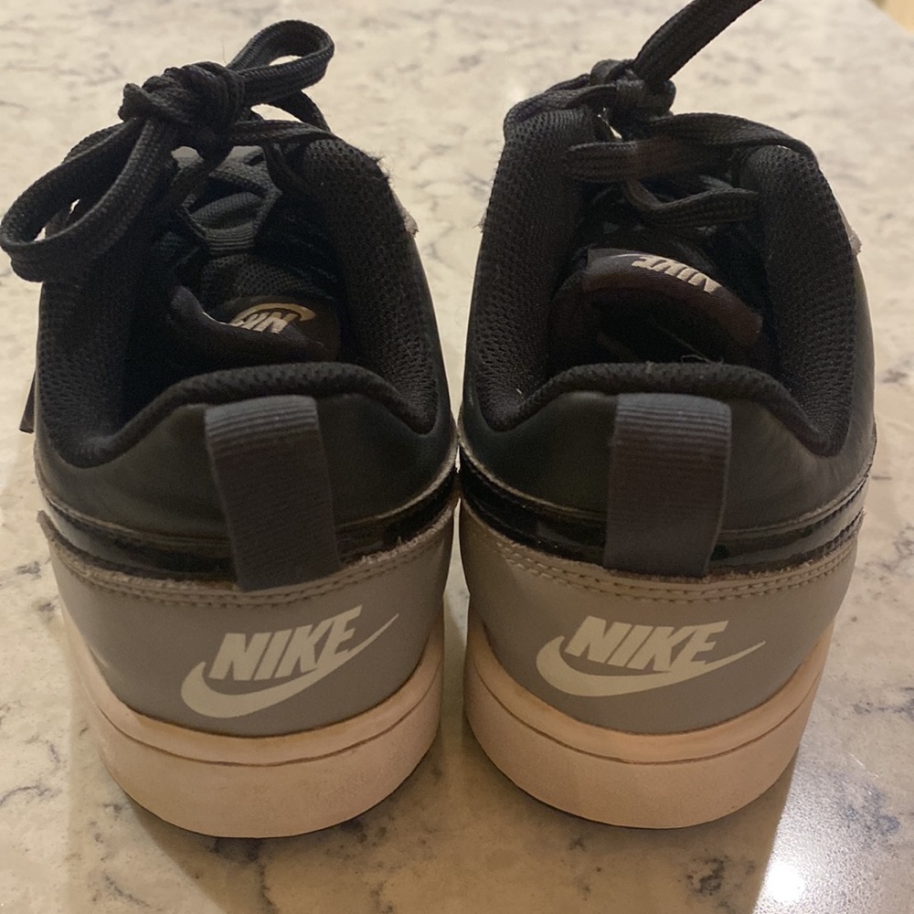 Size 5US boys Nike tennis shoes, barely worn. - Picture 2 of 3